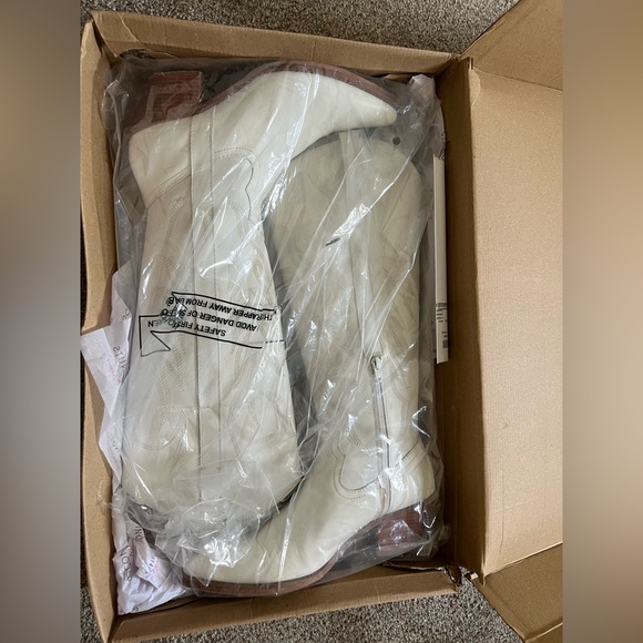 Women’s white cowboy boots - Picture 6 of 9